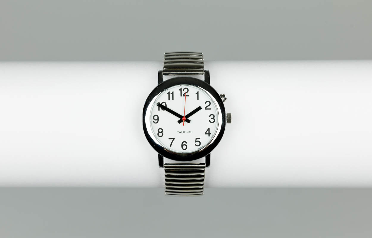 Armbanduhr Talking Einknopf 37 mm grosse Zahlen, sprechend, französisch